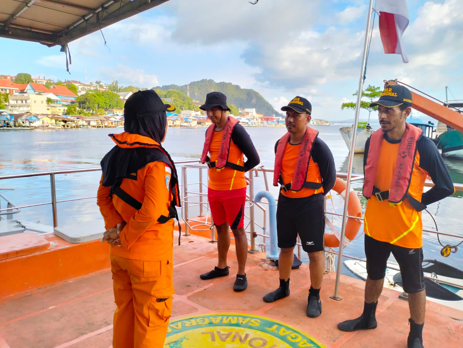 Tim SAR Jayapura bersiap melakukan upaya pencarian korban hilang di Pantai Holtekamp, Senin (25/03/2024).