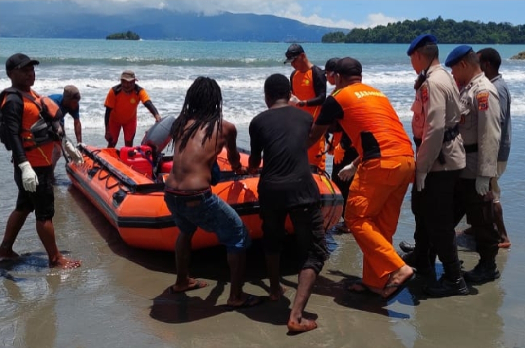 Proses evakuasi jenazah korban laka laut di Pantai Holtekamp Jayapura, Rabu (27/3/2024). Korban ditemukan setelah 3 hari hilang dan dicari Pol Air Polda Papua dan Basarnas.