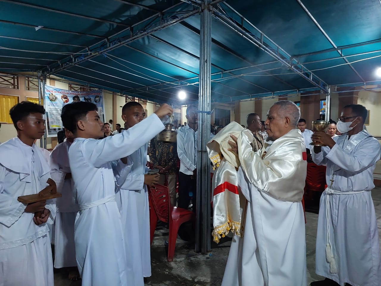 Uskup Emeritus Leo Laba Ladjar saat perarakan penghormatan Sakramen Mahakudus usai perayaan Kamis Putih di Gereja Stasi Agustinus Entrop, Kamis (28/3/2024) malam.