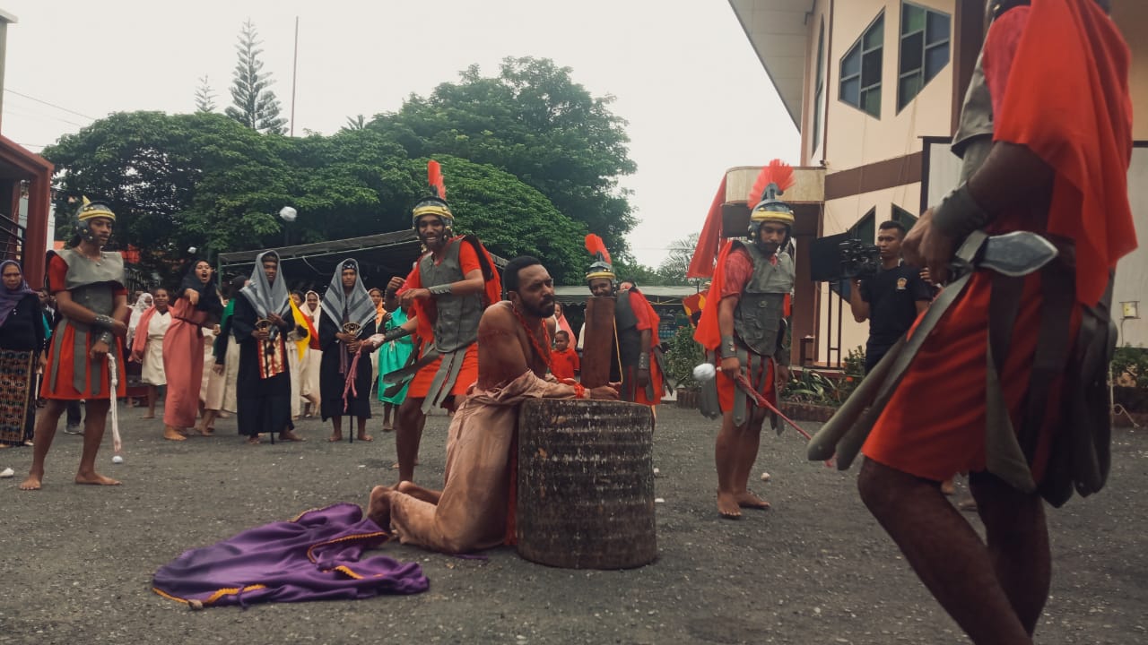 Suasana mengharukan kala kisah sengsara kematian Yesus Kristus ditampilkan Orang Muda Katolik (OMK) dan Anak Sekami di Paroki Gembala Baik Abepura, Jumay (20/03/2024).