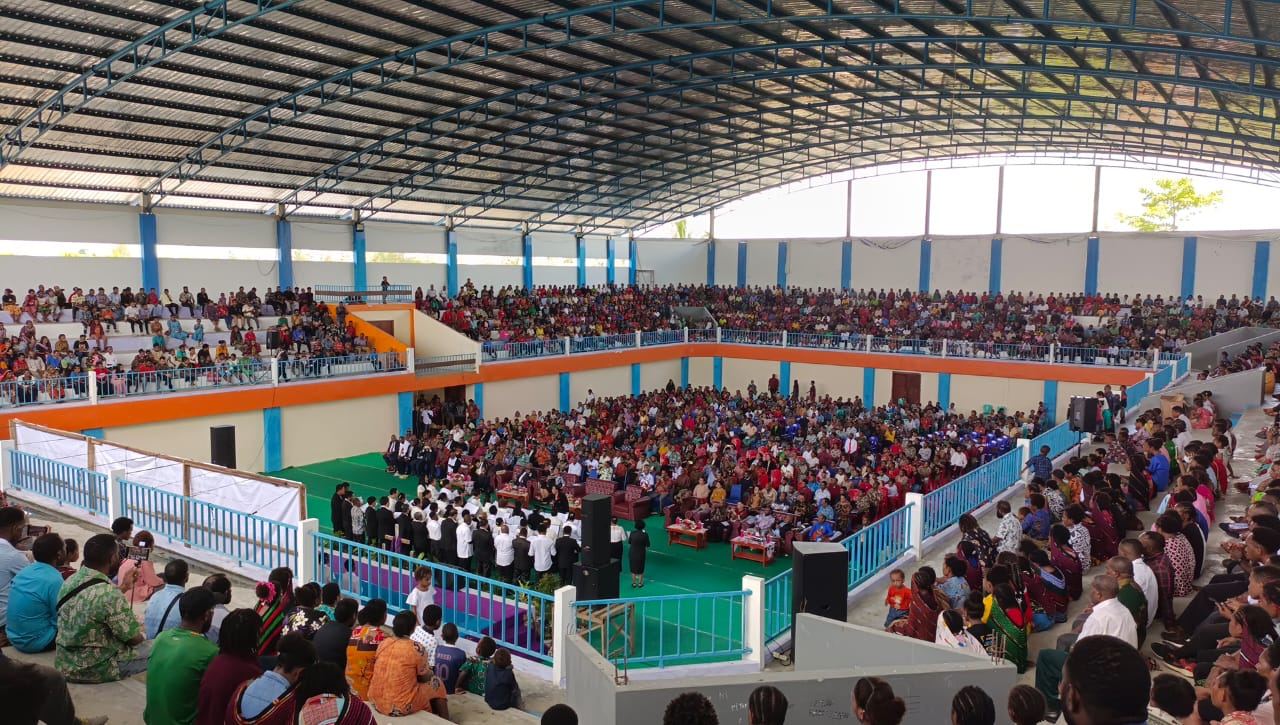 Suasana ibadah perayaan Paskah dari gabungan 10 denominasi gereja di Gedung GOR Abyu Dekai, Senin (1/4).