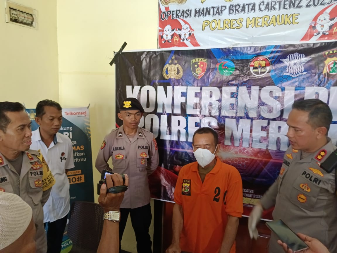 Pelaku K (70) dihadapan Kapolres Merauke dan insan pers mengaku jika tega membunuh istrinya karena sakit hati pada 10 Maret 2024. Namun pelaku mengaku sangat penyesal atas pembunuhan itu.
