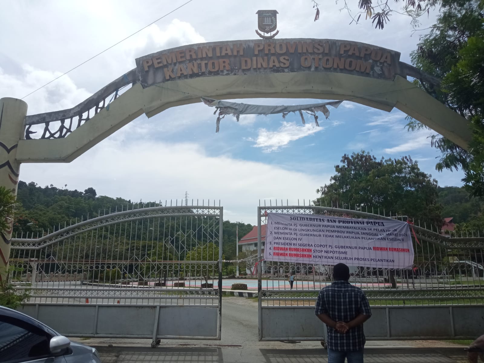 Aksi palang Kantor Dinas Otonom Papua di Kotaraja, Kota Jayapura. Aksi ini dilakukan Solidaritas ASN Pemprov Papua, Rabu (3/4/2024).