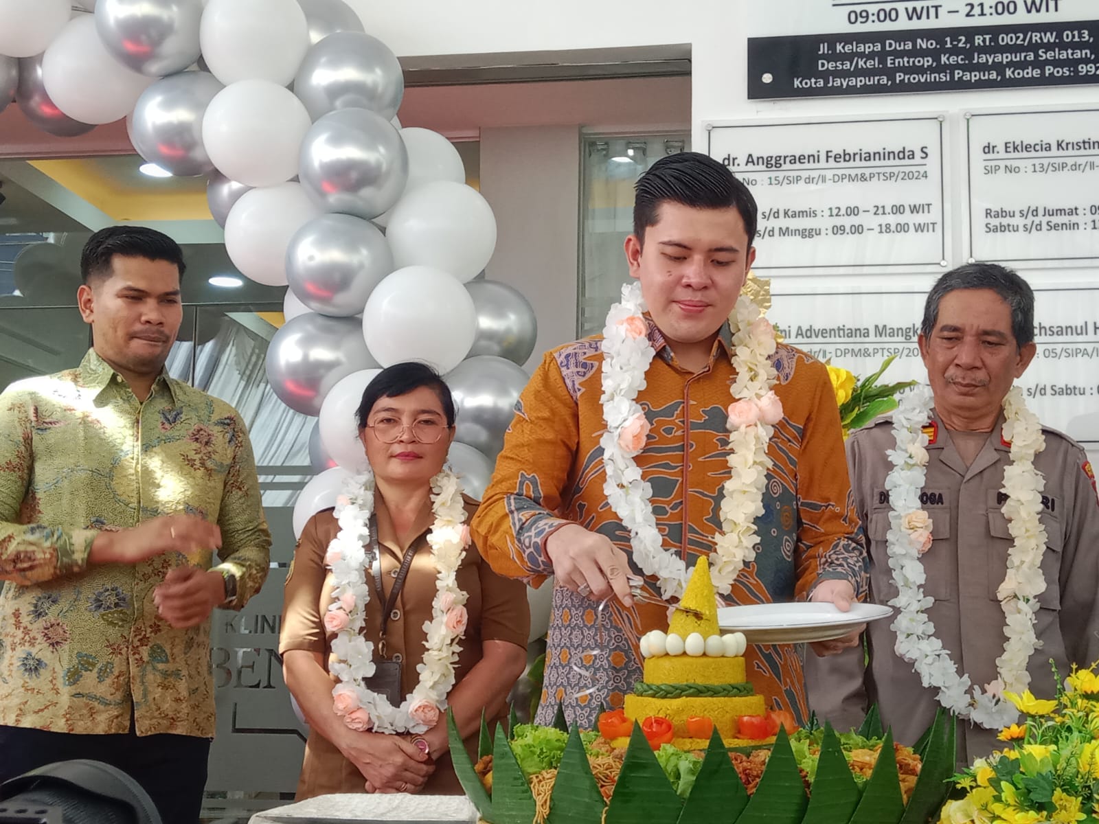 General Manager PT Benings Pratama Grup dr Hary Tri Anugrah saat melakukan potong tumpeng peresmian Klinik Benings, Selasa (2/4) lalu.