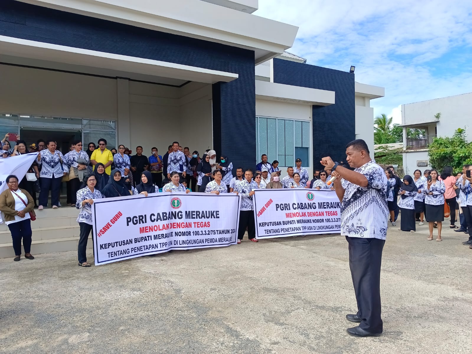 Ratusan guru di Kabupaten Merauke saat melakukan aksi demo di halaman kantor Dinas Pendidikan Kabupaten Merauke menolak keputusan Bupati Merauke Terkait TPP 2024, Jumat (05/04/2024).