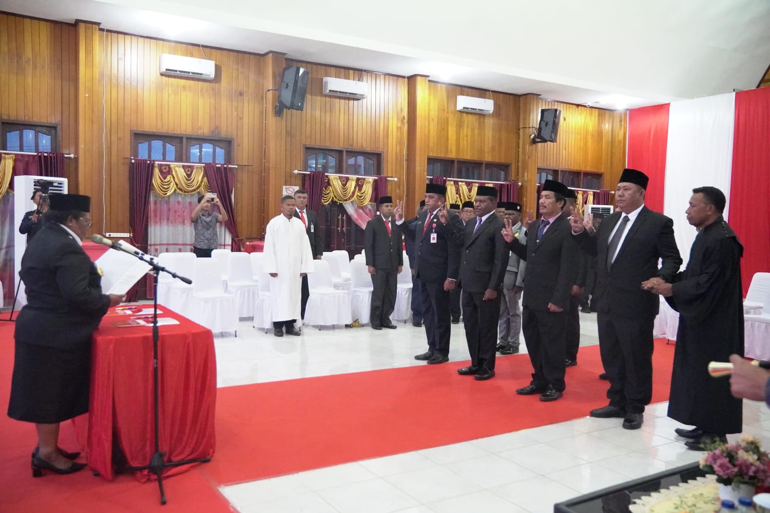 Pj. Gubernur Papua Tengah, Ribka Haluk saat melantik 7 pejabat eselon II di lingkungan Provinsi Papua Tengah, Jumat (05/04/2024).