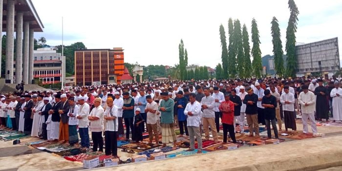 Umat Muslim Kota Jayapura melaksanakan Salat Idulfitri di halaman Kantor Gubernur Papua, Rabu (10/4/2024).