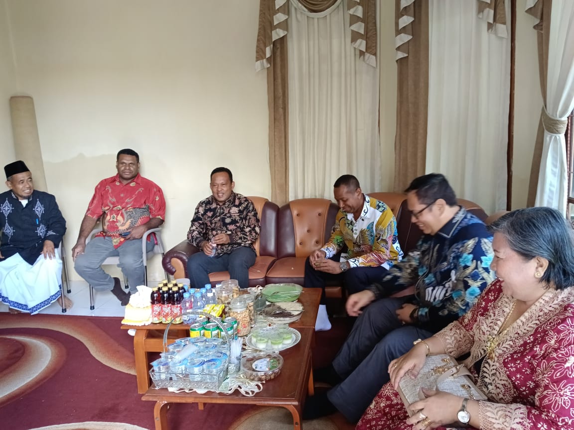 Pj Gubernur Papua Selatan Apolo Safanpo bersama rombongan saat silaturahmi di kediaman Ketua Majelis Ulama Indonesia Provinsi Papua Selatan Ustad Jufri Thamrin di momen hari petama Idul Fitri.