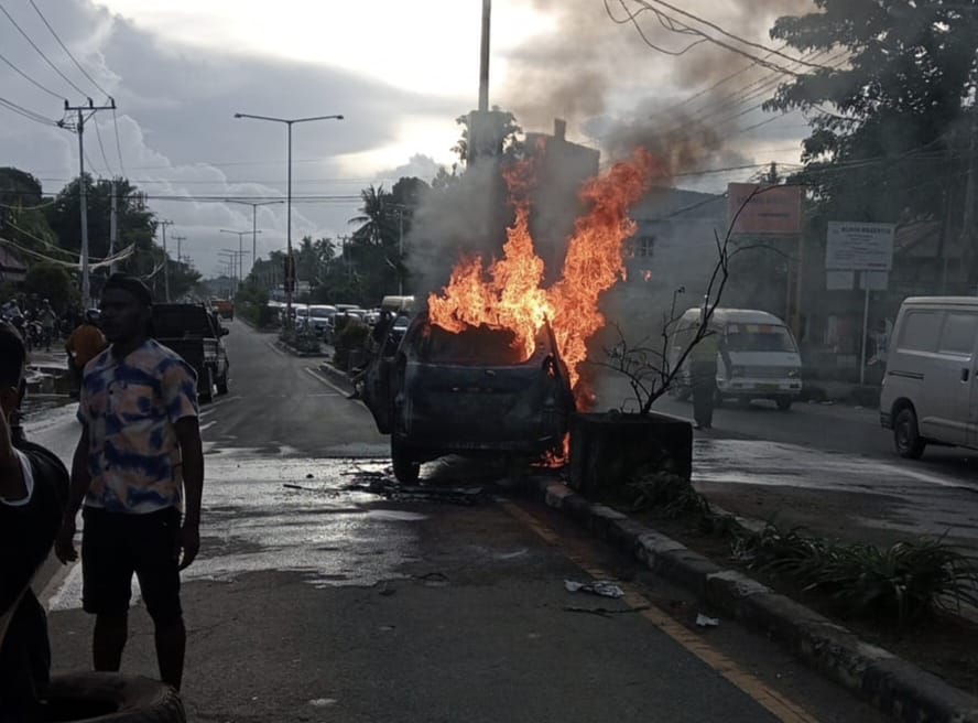 Tabrak Tiang Lampu Jalan Hingga Mobil Hangus Terbakar, Pengemudi Toyota Avanza Kabur