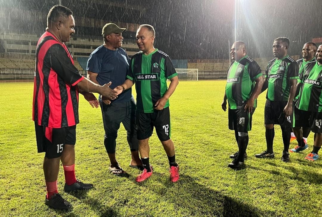 Pj Gubernur Papua Pegunungan, Velix Wanggai saat menyapa para legenda Persipura Jayapura, Jack Komboy dan Fison Meraudje usai laga persahabatan all star Persipura versus Persiwa di Stadion Mandala.