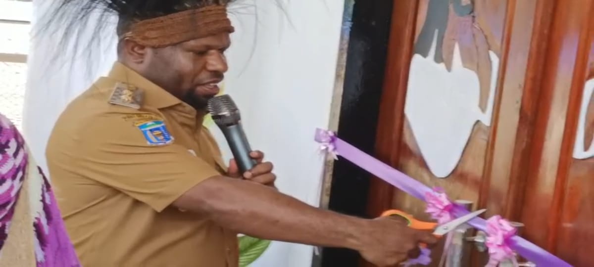 Wakil Bupati Yahukimo Esau Miram, SIP saat meresmikan gedung ibada GIDI Jemaat Sion  di Kampung Keike, Distrik Dekai, Kabupaten Yahukimo, Selasa (16/4).
