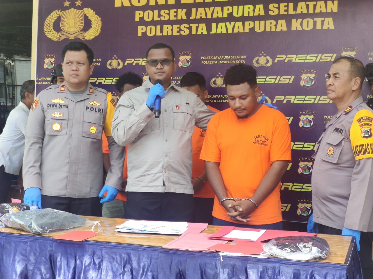 Kasat Reskrim Kompol Agus F. Pombos saat menunjukkan pelaku DRA dan IN spesialis Curanmor di Mapolsek Japsel (16/4/2024).