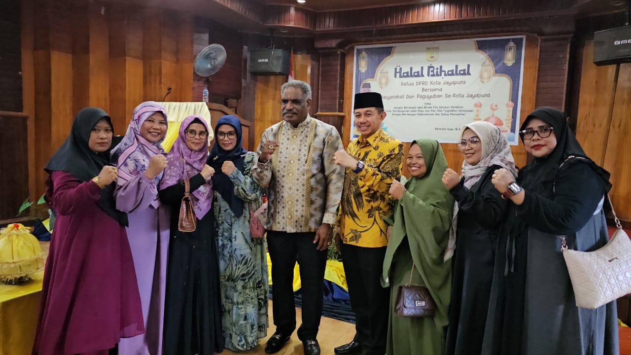 Ketua DPRD Kota Jayapura, Abisai Rollo bersama Tokoh Muslim Kota Jayapura, Rustan Saru saat bersalaman dengan warga usai acara Halal Bihalal di Koya, Distrik Muara Tami, Kota Jayapura, Kamis (18/4/202