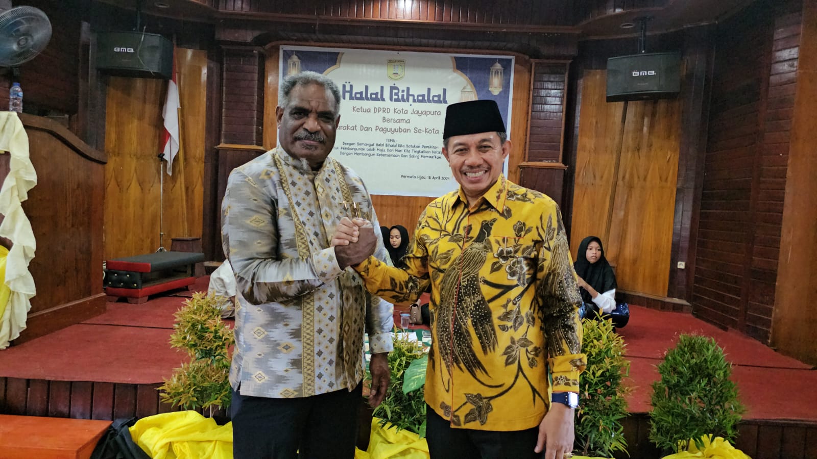 Ketua DPD Golkar Kota Jayapura, Abisai Rollo (kiri) bersama Ketua DPD PAN Kota Jayapura, Rustan Saru, sepakat berpasangan di Pilkada Kota Jayapura.