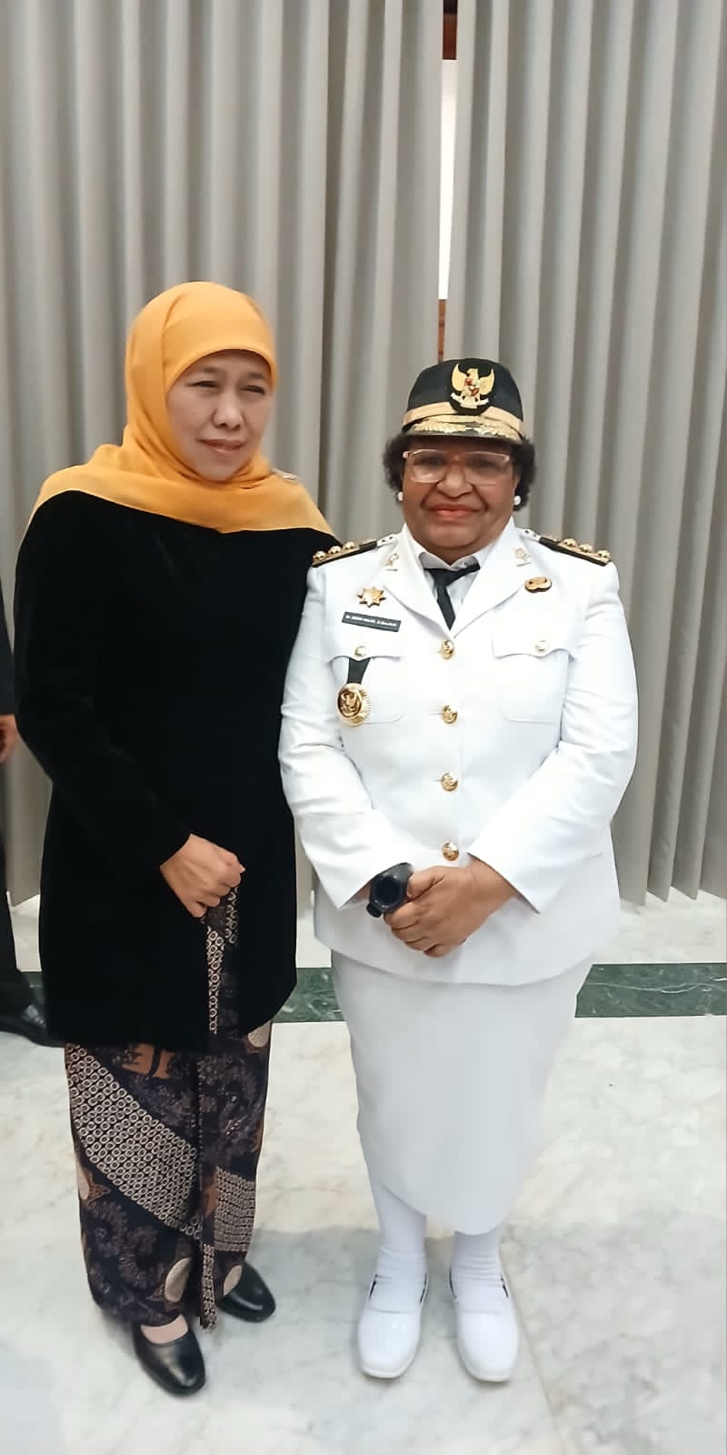 Pj. Gubernur Papua Tengah, Ribka Haluk (Kanan) foto bersama dengan Gubernur Jatim, Khofifah Indar Parawansa (kiri) pada upacara peringatan Hari Otda 2024 di Balai Kota Surabaya, ProvinsiJawa Timur.