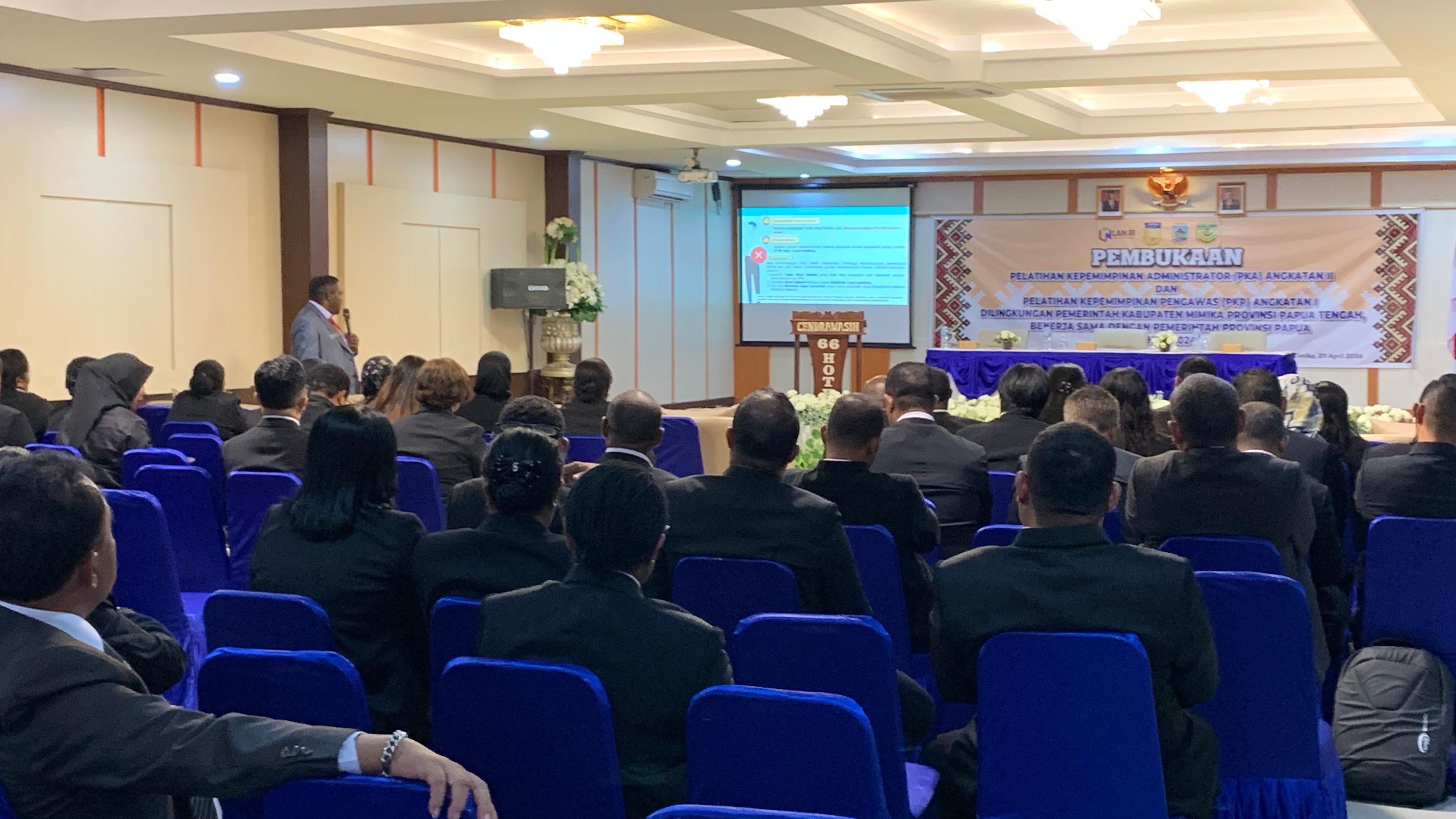 Para peserta saat menerima materi dari narasumber.