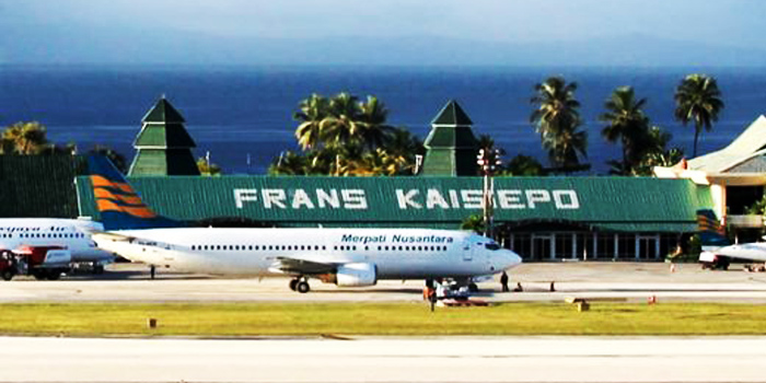 Bandara Frans Kaisiepo Biak, Papua, dicabut status internasionalnya oleh Menhub. Kini bandara tersebut hanya berstatus bandara domestik.
