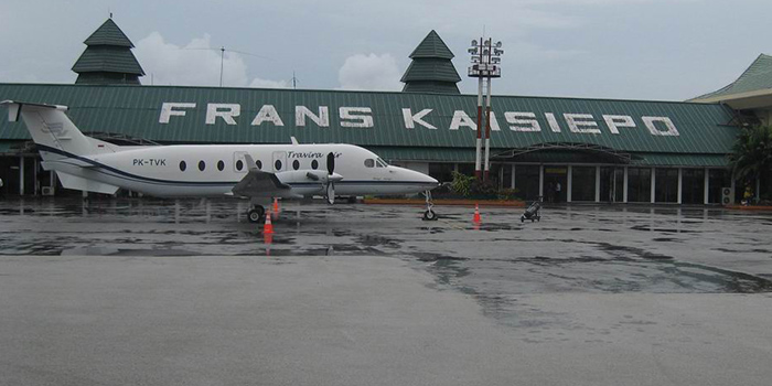 Bandara Frans Kaisiepo memiliki kisah sebagai bandara internasional yang melayani rute penerbangan Papua - Amerika Serikat pada tahun 90-an.