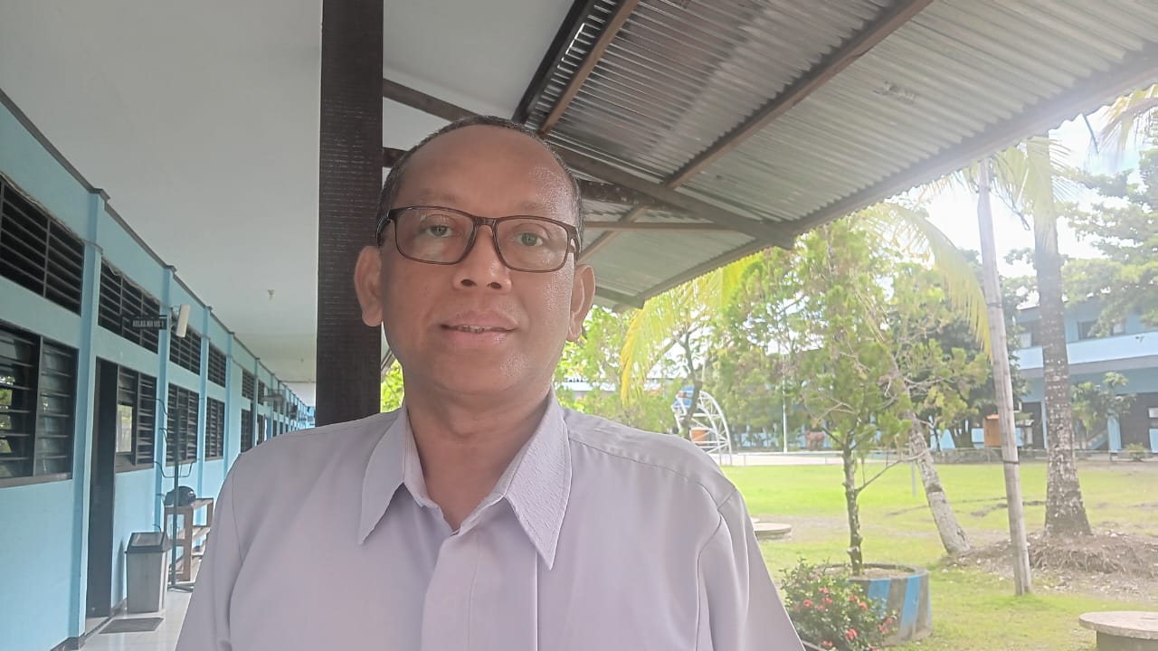 Kepala Sekolah SMA YPPK Adhi Luhur Nabire, Romo Vincent Seno Hari Prakoso, S.J saat diwawancarai di SMA YPPK Adhiluhur Nabire, Selasa (30/4/2024).