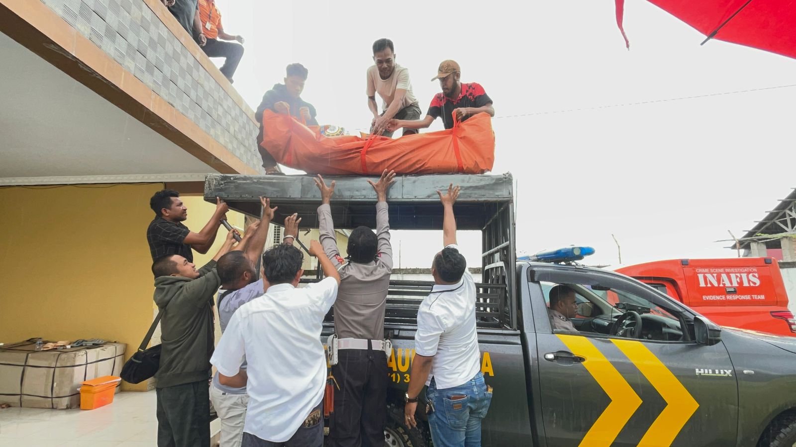 Polisi saat menurunkan Jenazah Haerudin, karyawan Bar Quality yang diduga tewas akibat kesetrum.