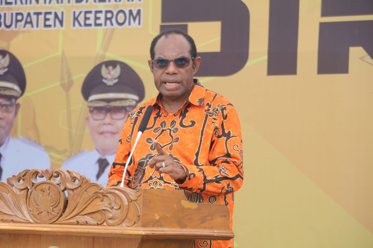 Bupati Keerom, Piter Gusbager saat arahan pada puncak HUT Keerom Ke-21, Selasa (30/04/2024).