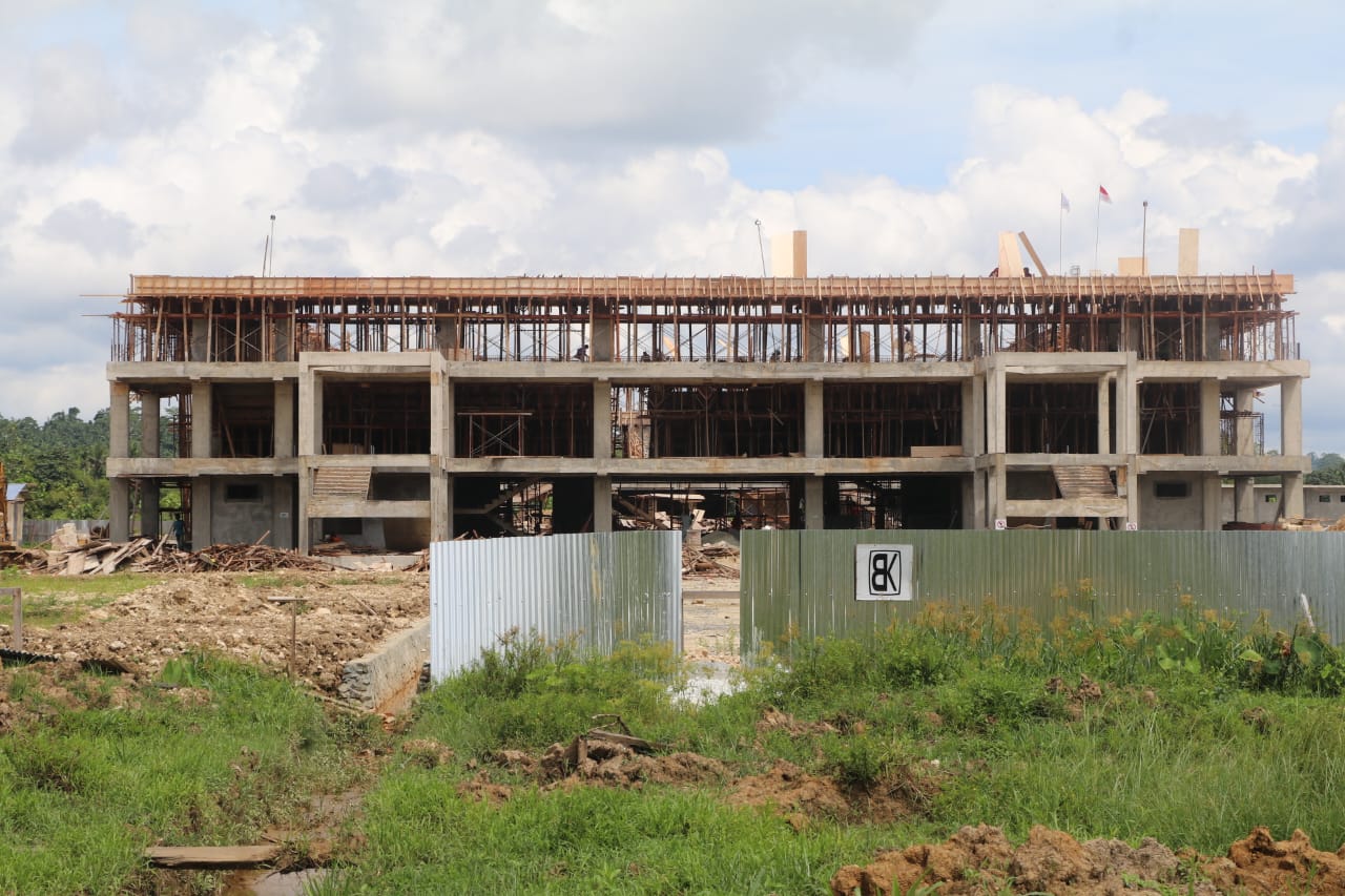 Gedung olahraga Girgura Kentsuwri Keerom yang sedang proses dibangun, Selasa (30/04/2024).