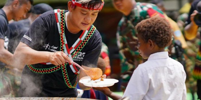 Bobon Santoso sedang membagikan makanan hasil masak besar (Instagram: @bobonsantoso)