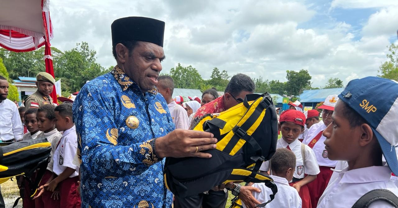 Peringati Hardiknas, Piter Gusbager: Kita Terus Benahi Sektor Pendidikan di Keerom