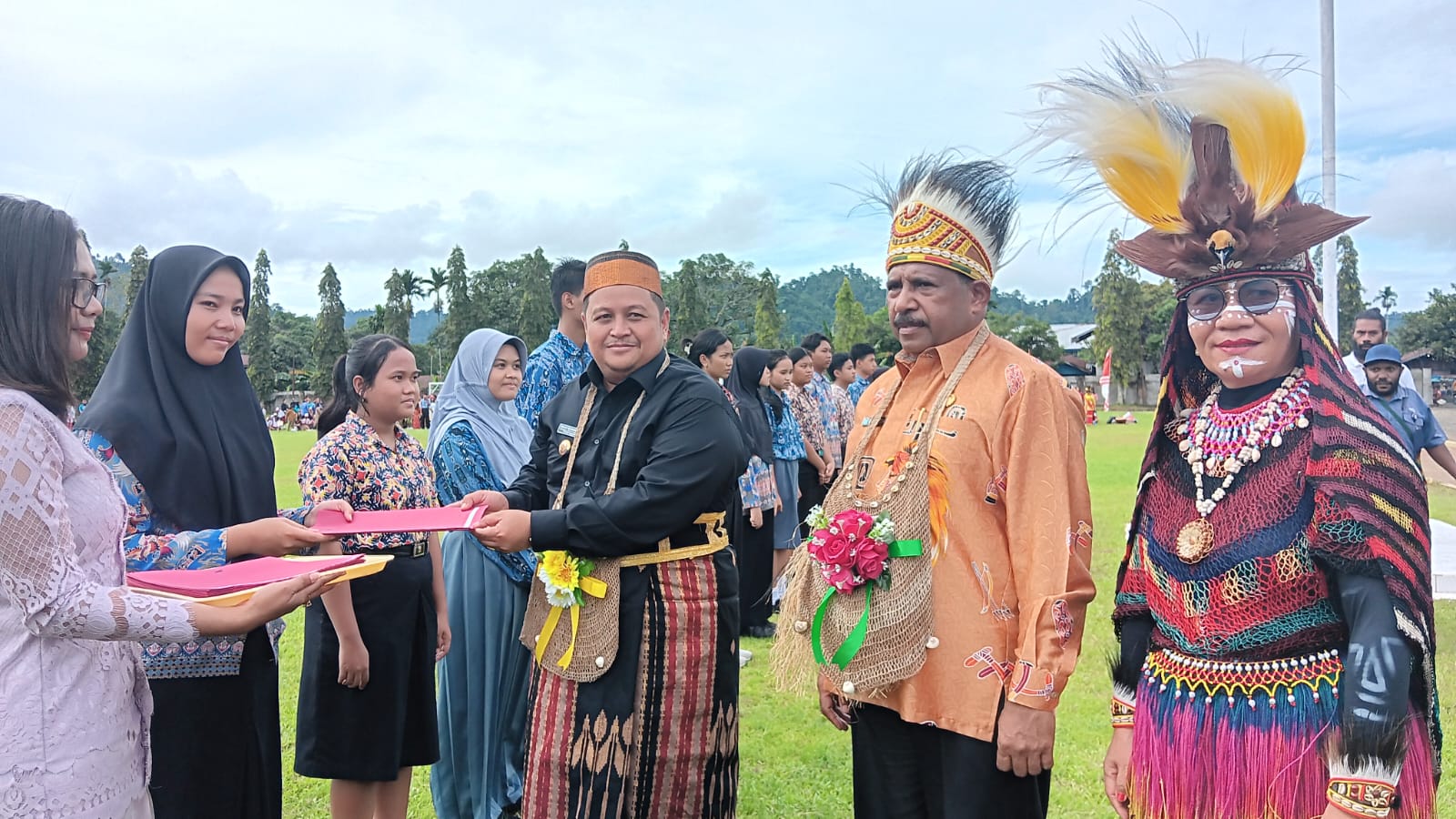 Wakil Bupati Nabire, Ismail Djamaluddin, (Kiri hitam), Pieter Erari (tengah) dan Kepala Dinas P dan K Nabire, Dina Pidjer (Kanan) saat menyerahkan sertifikat penghargaan kepada salah satu peserta.
