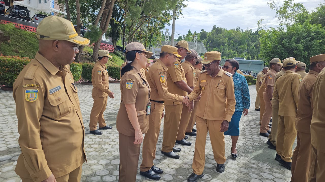 Penjabat Wali Kota Jayapura, Frans Pekey ketika bersalaman dengan pimpinan ASN usai apel di Kantor Wali Kota Jayapura, Senin (6/5/2024).