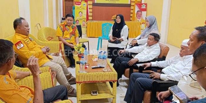 Bakal calon wakil Wali Kota, Darwis Massi (duduk kanan) ketika bersilaturahmi ke Sekretariat Partai Golkar Kota Jayapura, Jumat (10/5)