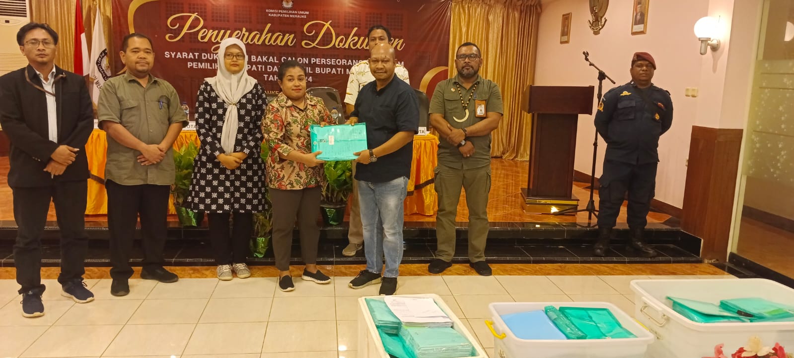 FX Sirfefa saat menyerahkan syarat dukungan calon perseorangan diterima Ketua KPU Merauke Rosina Kebubun di Hotel Itese Merauke tempat pendaftaran calon perseorangan, Minggu (12/05/2024)