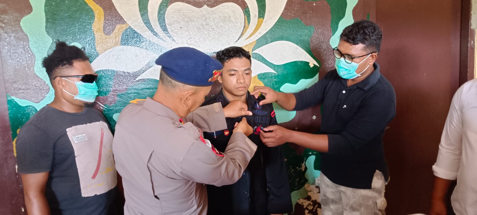 SLB (20) atau dikenal dengan nama Ariel, anggota Brimob gadungan, saat ditangkap Polisi di Merauke, Papua Selatan.