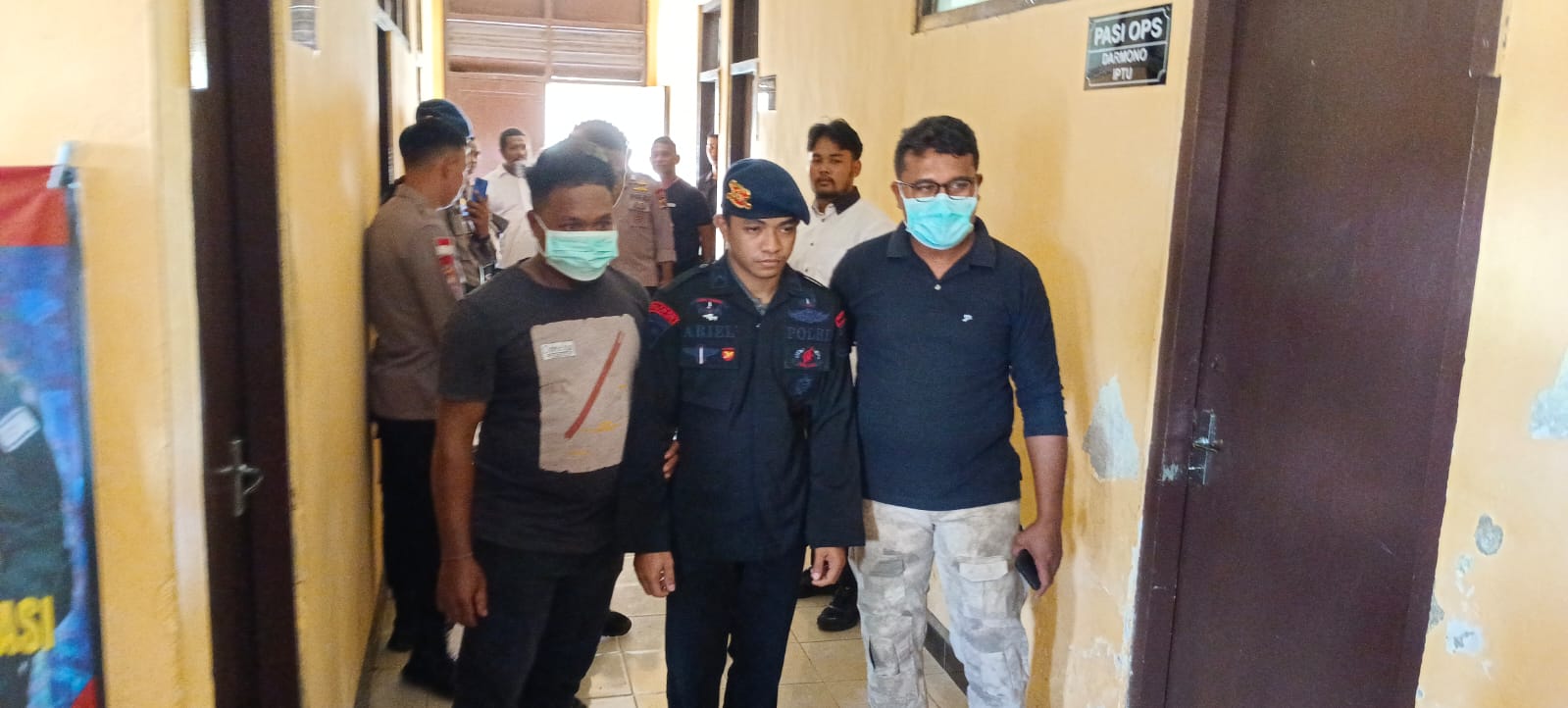 SLB (20) atau dikenal dengan nama Ariel, anggota Brimob gadungan, saat ditangkap Polisi di Merauke, Papua Selatan.