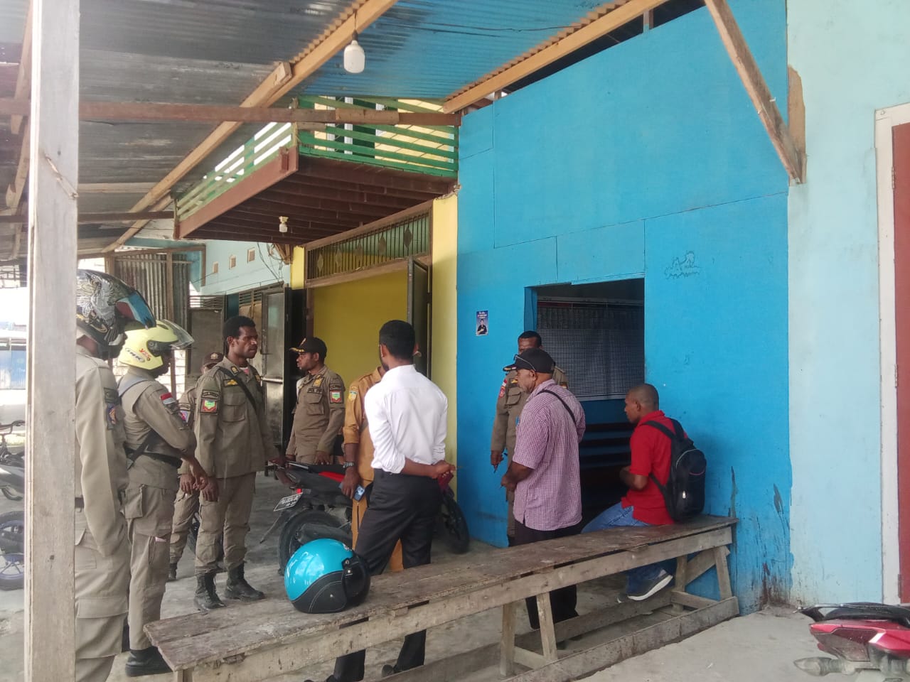 Sejumlah anggota Satpol PP Keerom saat sweeping ASN di salah satu tempat togel di Wilayah Arso, Senin (13/05/2024).