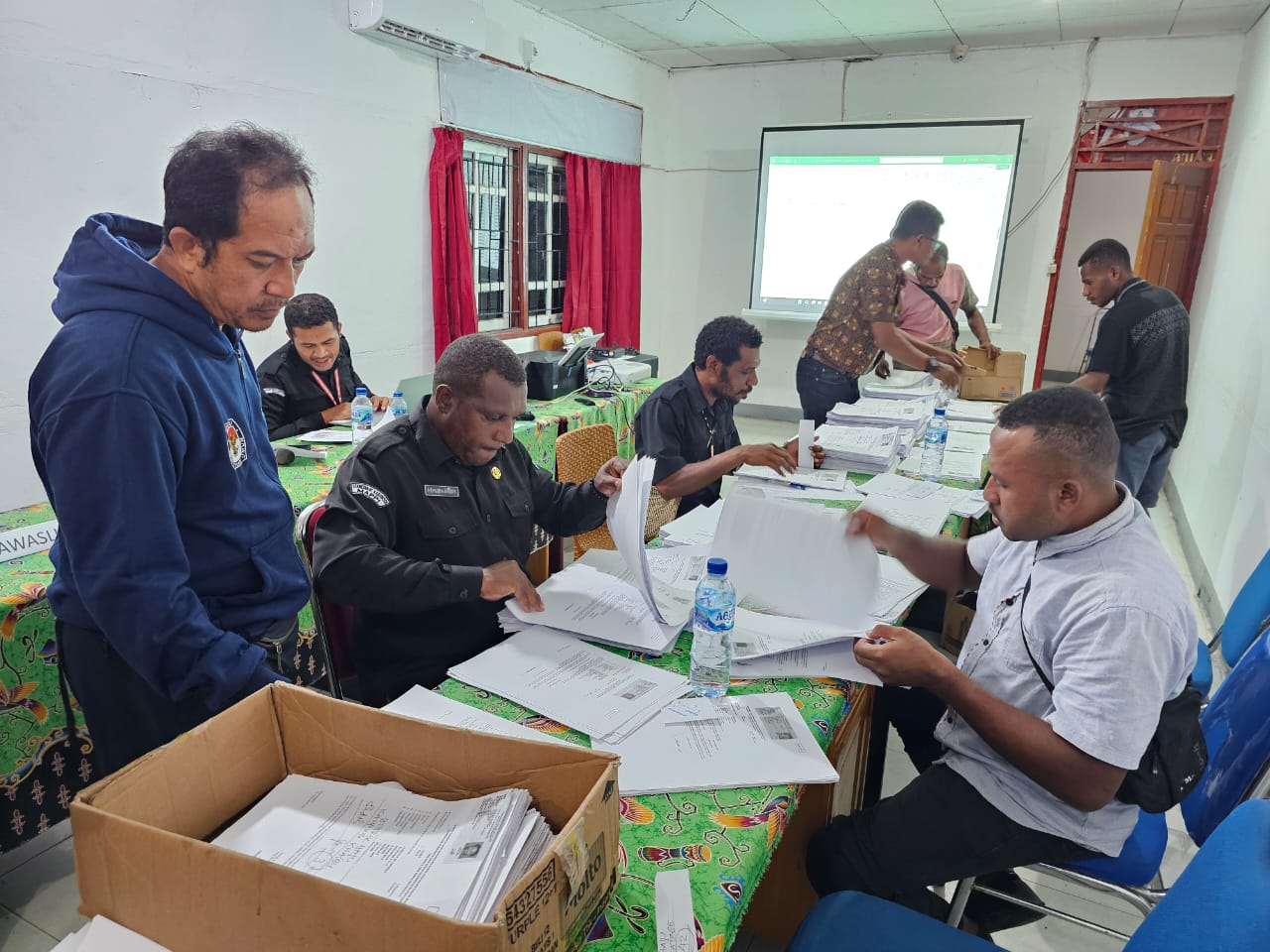 KPU Mappi saat menerima pendaftaran dan penyerahan syarat dukungan pasangan Bacalon bupati dan wakil bupati Mappi Josep Richardus Way-Adrianus Afumo, Minggu (12/5/2024)