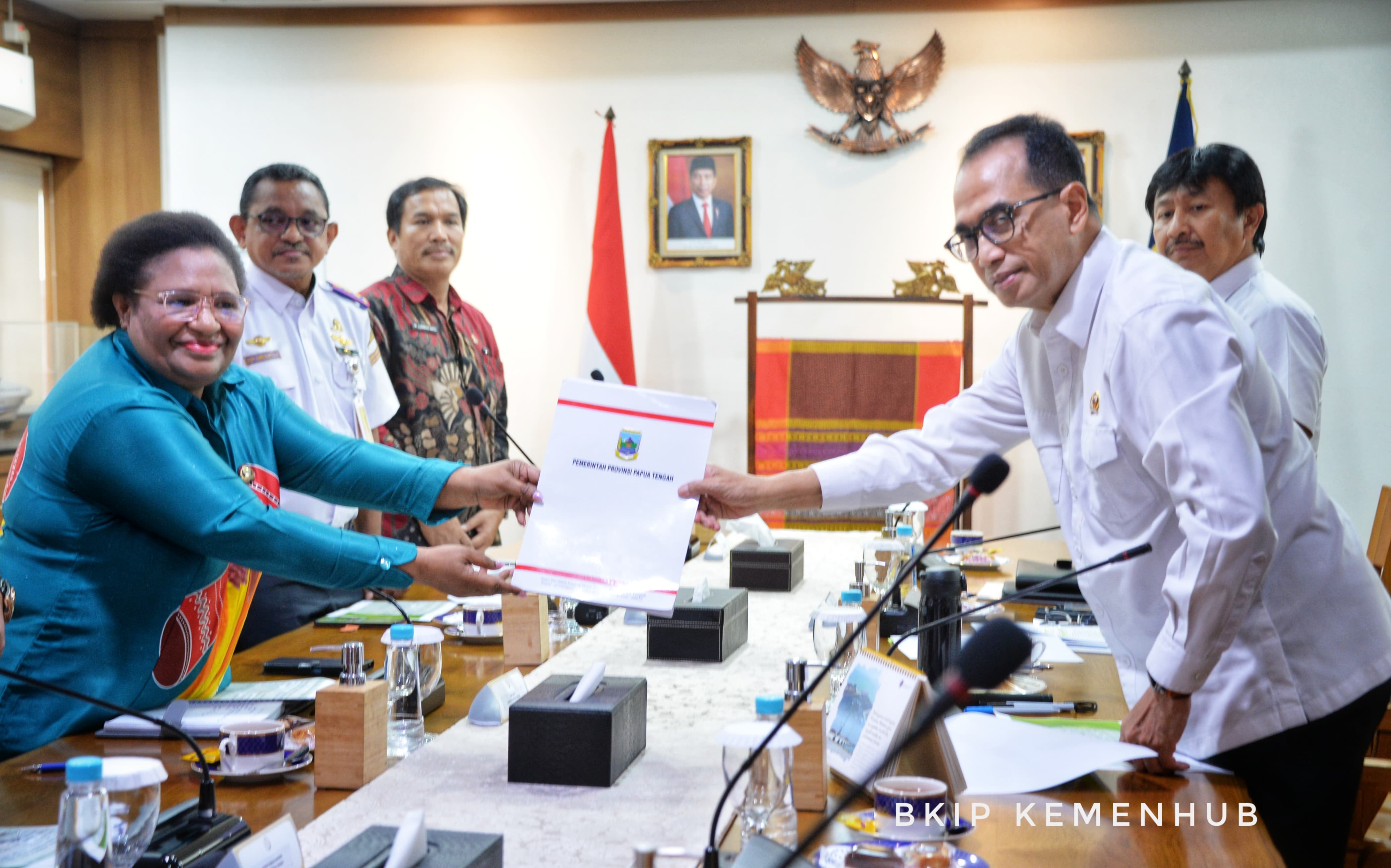 Pj. Gubernur Papua Tengah, Ribka Haluk (batik biru) saat menyerahkan dokumen MOU kepada Kemenhub.