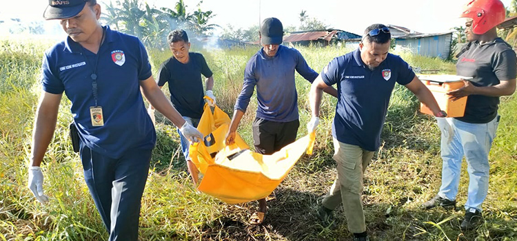 Polisi saat mengevakuasi jenazah korban pembunuhan dan pembakaran oleh selingkuhannya