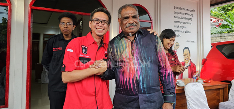 Bakal Calon Wali Kota Jayapura, Abisai Rollo ketika bersalaman dengan Sekretaris PDI Perjuangan Papua, Surya Ibrahim (CEPOSONLINE.COM/HANS PALEN)