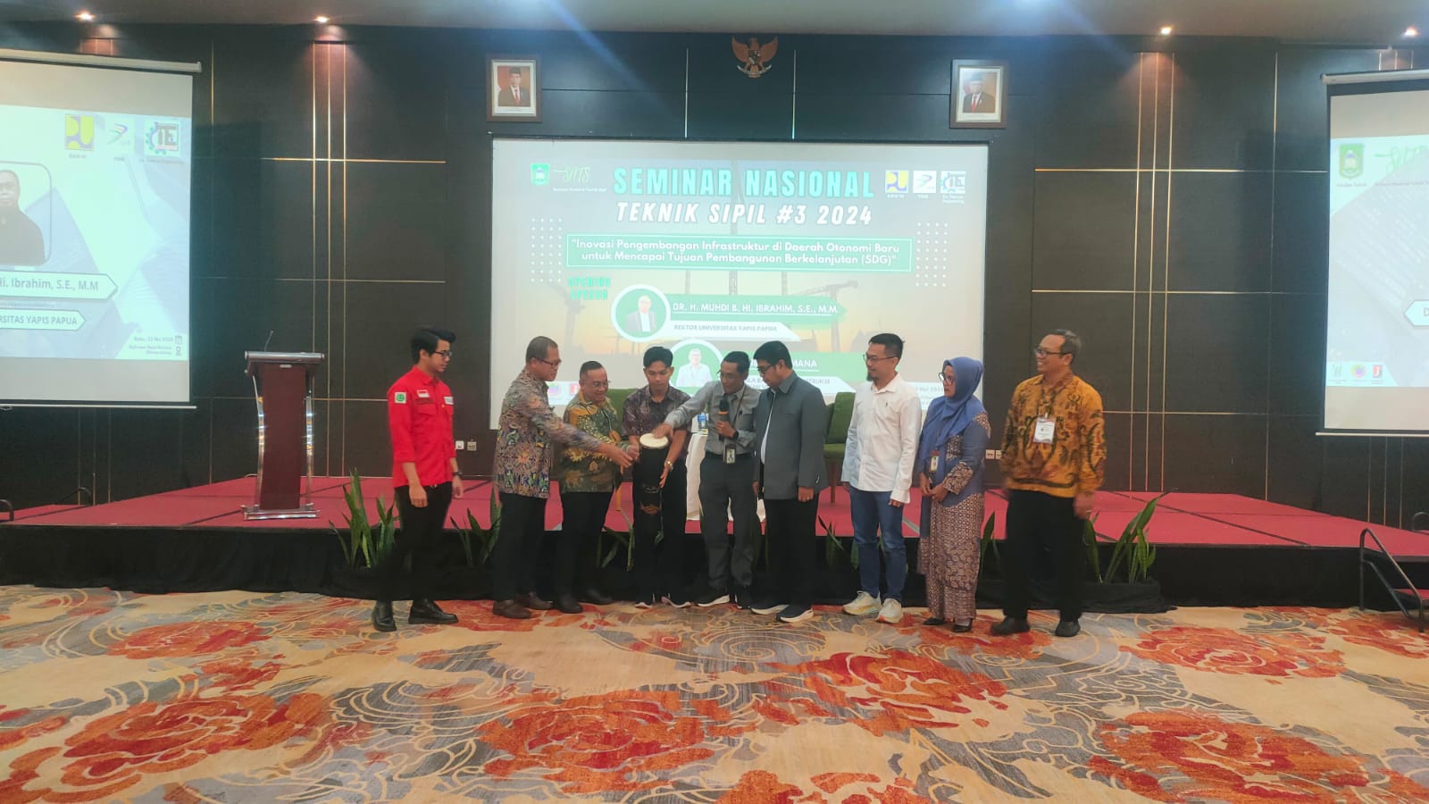 Wakil Rektor I, DR. Abdul Rasyid, S.Pd., SE., M.Si, bersama Narasumber dan Sponsor serta Dekan dari Fakultas Teknik Sipil, saat membuka Seminar Nasional ketika 2024, di ballroom L5 hotel Ultimate.