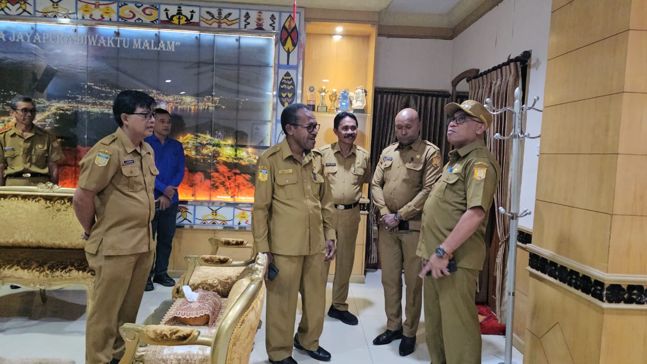 Penjabat Wali Kota Jayapura, Christian Sohilait ketika berbincang dengan Sekda, Frans Pekey usai melihat ruangan kerjanya.