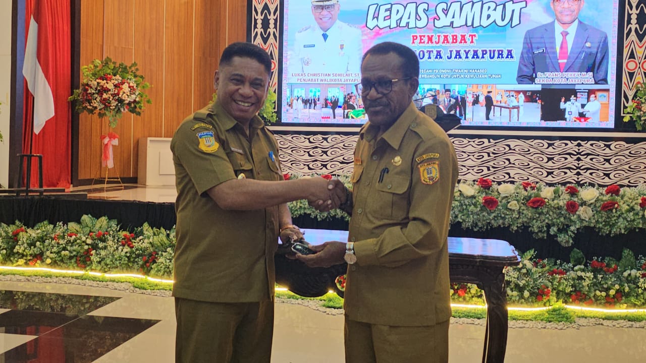 Penjabat Wali Kota Jayapura, Christian Sohilait ketika menerima aset kendaraan dinas dari mantan Penjabat Wali Kota Jayapura, Frans Pekey.