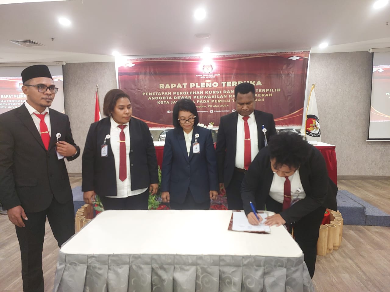 Ketua KPU Kota Jayapura Martapina Anggai bersama Komisioner KPU Kota Jayapura menandatangain berita acara penetapan calon anggota DPRD terpikih Periode 2024-2029.