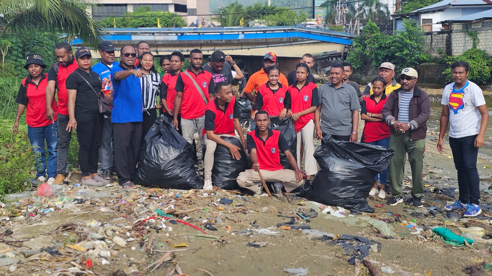 Ikatan Alumni Sekolah Tinggi Ilmu Sosial dan Ilmu Politik (Stisipol) Silas Papare gerebek sampah di sepanjang Kali Overtom Kota Jayapura, Jumat (31/5/2024).