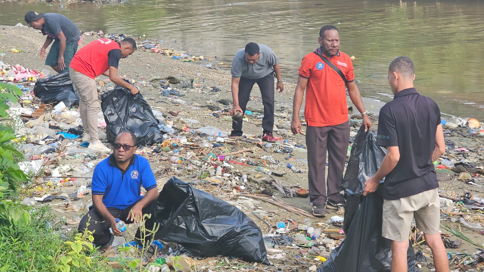 Ikatan Alumni Sekolah Tinggi Ilmu Sosial dan Ilmu Politik (Stisipol) Silas Papare gerebek sampah di sepanjang Kali Overtom Kota Jayapura, Jumat (31/5/2024).