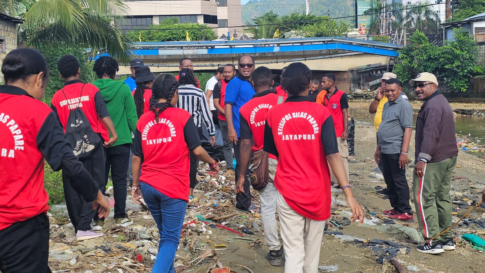 Ikatan Alumni Sekolah Tinggi Ilmu Sosial dan Ilmu Politik (Stisipol) Silas Papare gerebek sampah di sepanjang Kali Overtom Kota Jayapura, Jumat (31/5/2024).