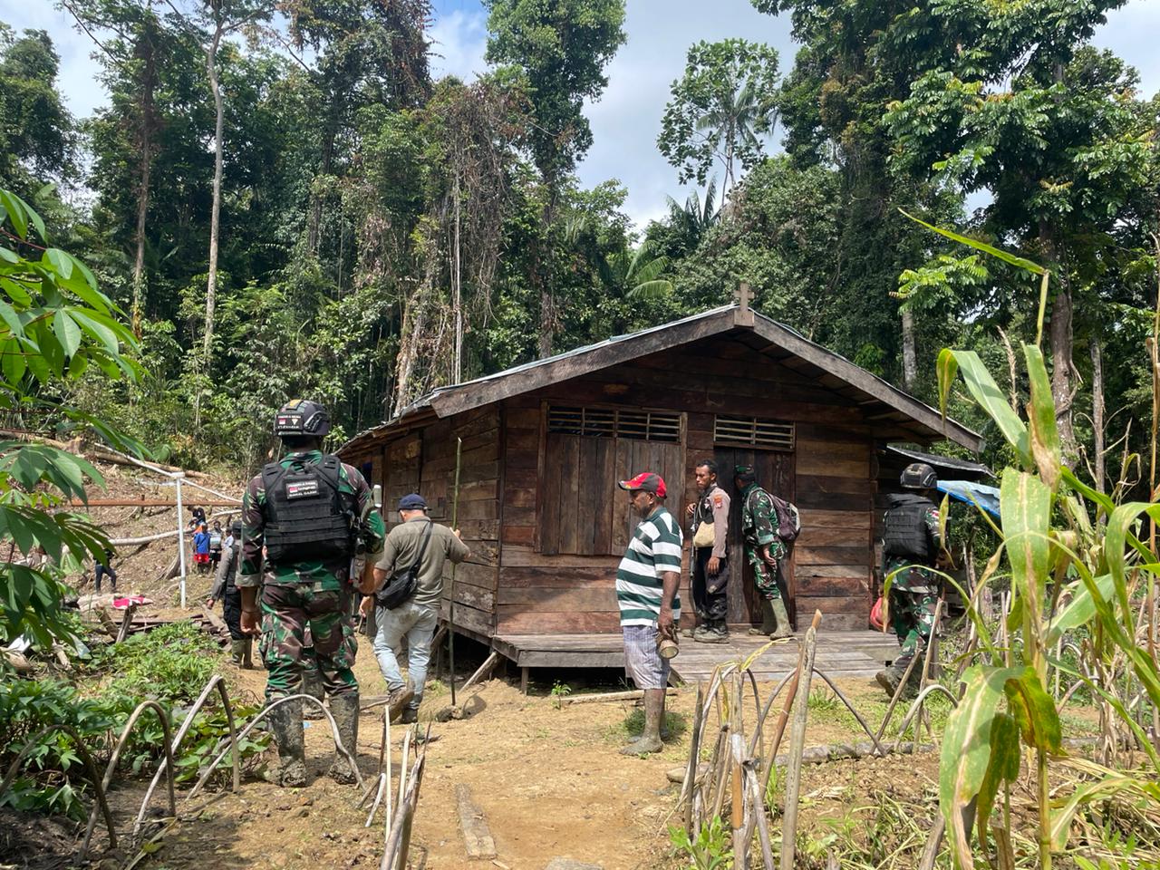 TNI Polri saat menggerebek sekelompok warga yang tergabung dalam ajaran sesat, Rabu (12/06/2024).