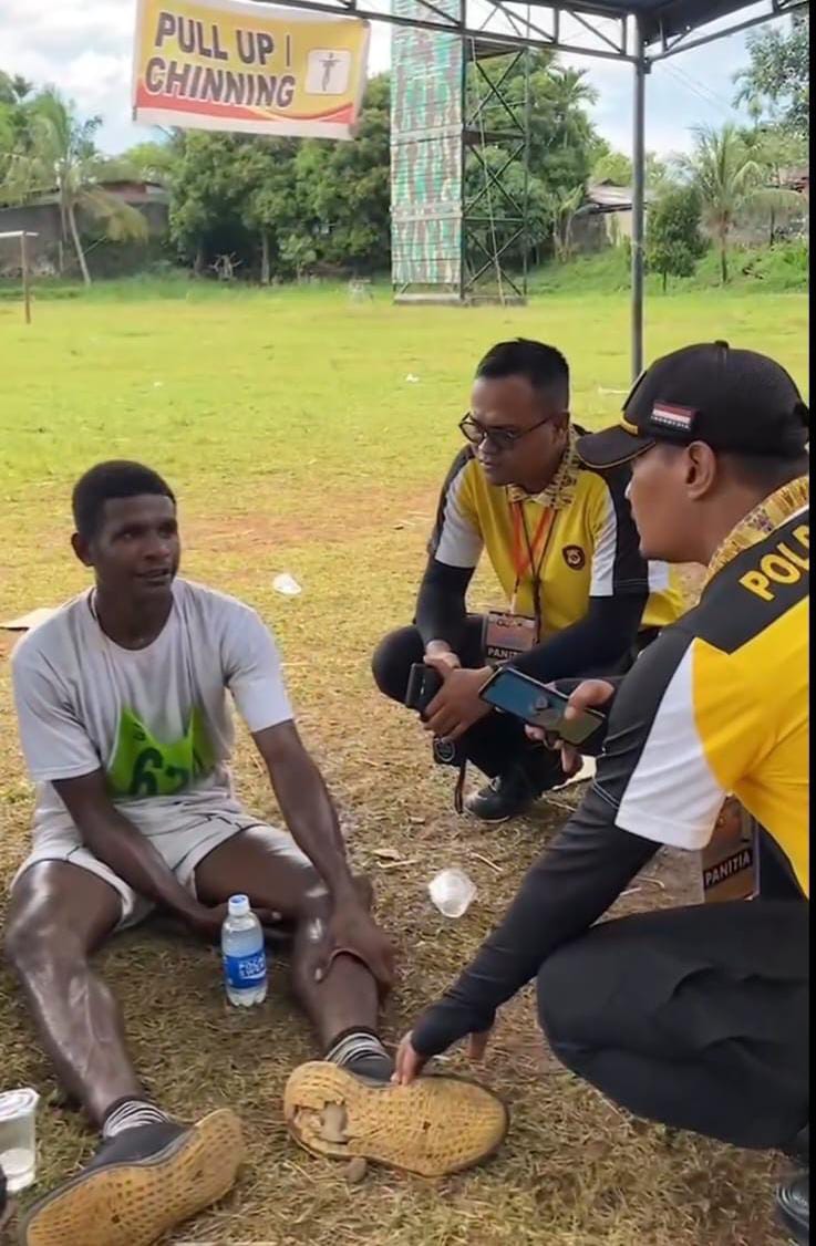 Casis Yohanes Soisera (duduk) saat ditanya para pelatih dan pembina ketika mengikuti tes Kesamaptaan di Lapangan Rastra Samara SPN Polda Papua, Sabtu (15/6)
