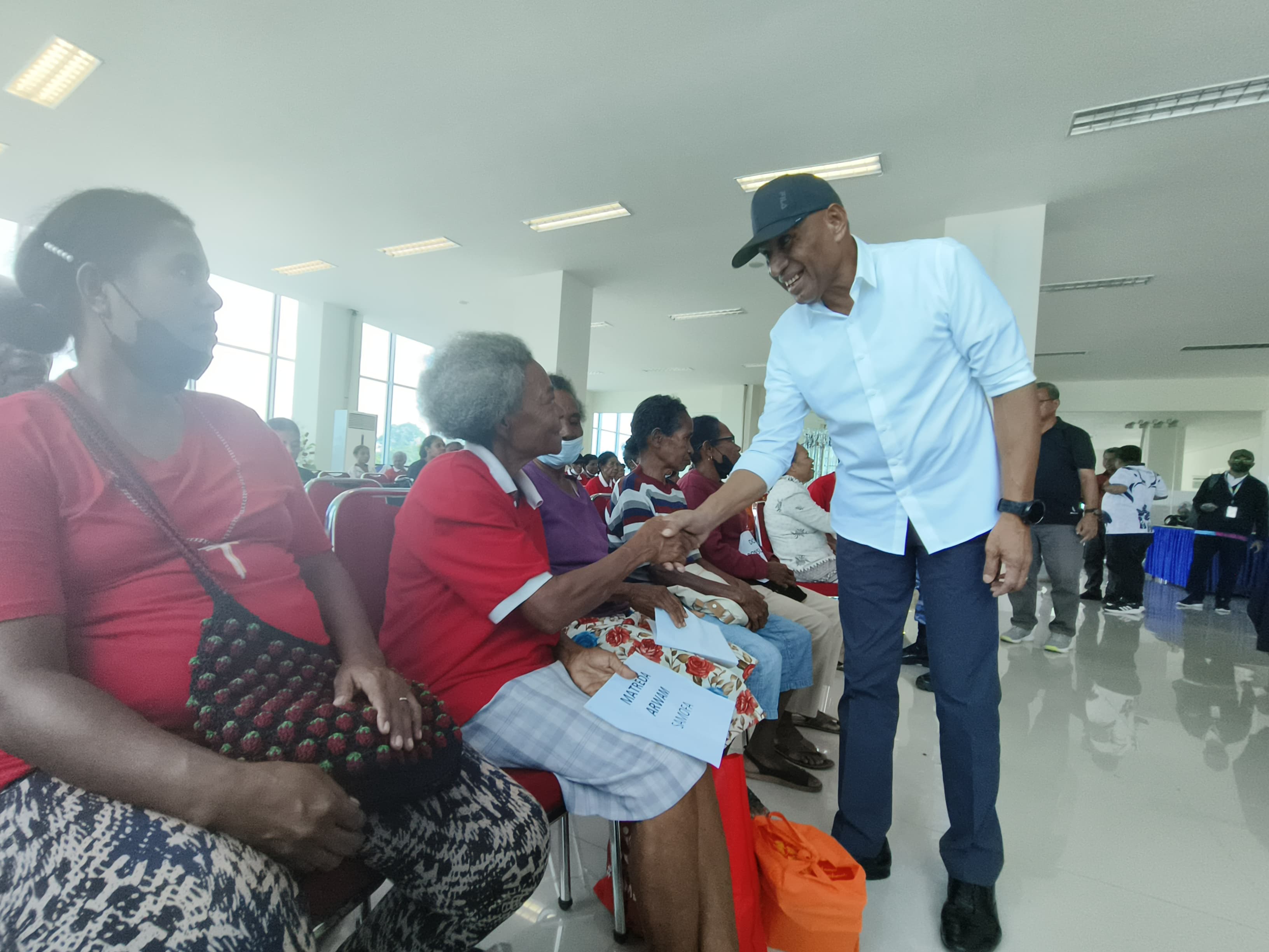 Tenaga Ahli Bidang Rehabilitasi Kementrian Sosial Benhur Tomi Mano, saat melihat langsung proses persiapan operasi katarak bagi para lansia di RSUD Biak, Jumat (21/06/2024).