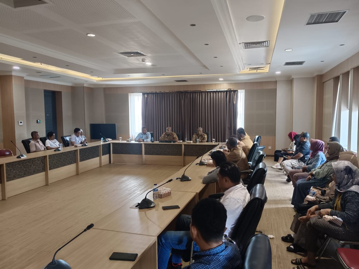 Keluarga ABK yang ditangkap dan ditahan Otoritas Austalia saat melakukan pertemuan dengan Kepala Badan Perbatasan Kabupaten Merauke dan Kepala Dinas Perikanan Kabupaten Merauke serta Ketua Komunitas